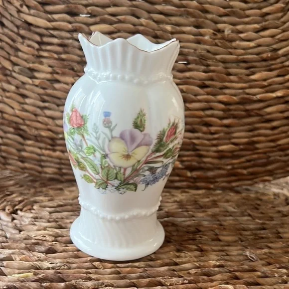 Aynsley (England) Bone China Wild Tudor Vase - Picture 5 of 9